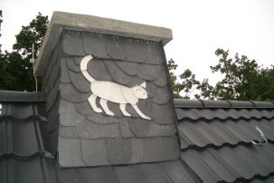 Schieferbild: Schornstein mit Katze auf Schiefer
